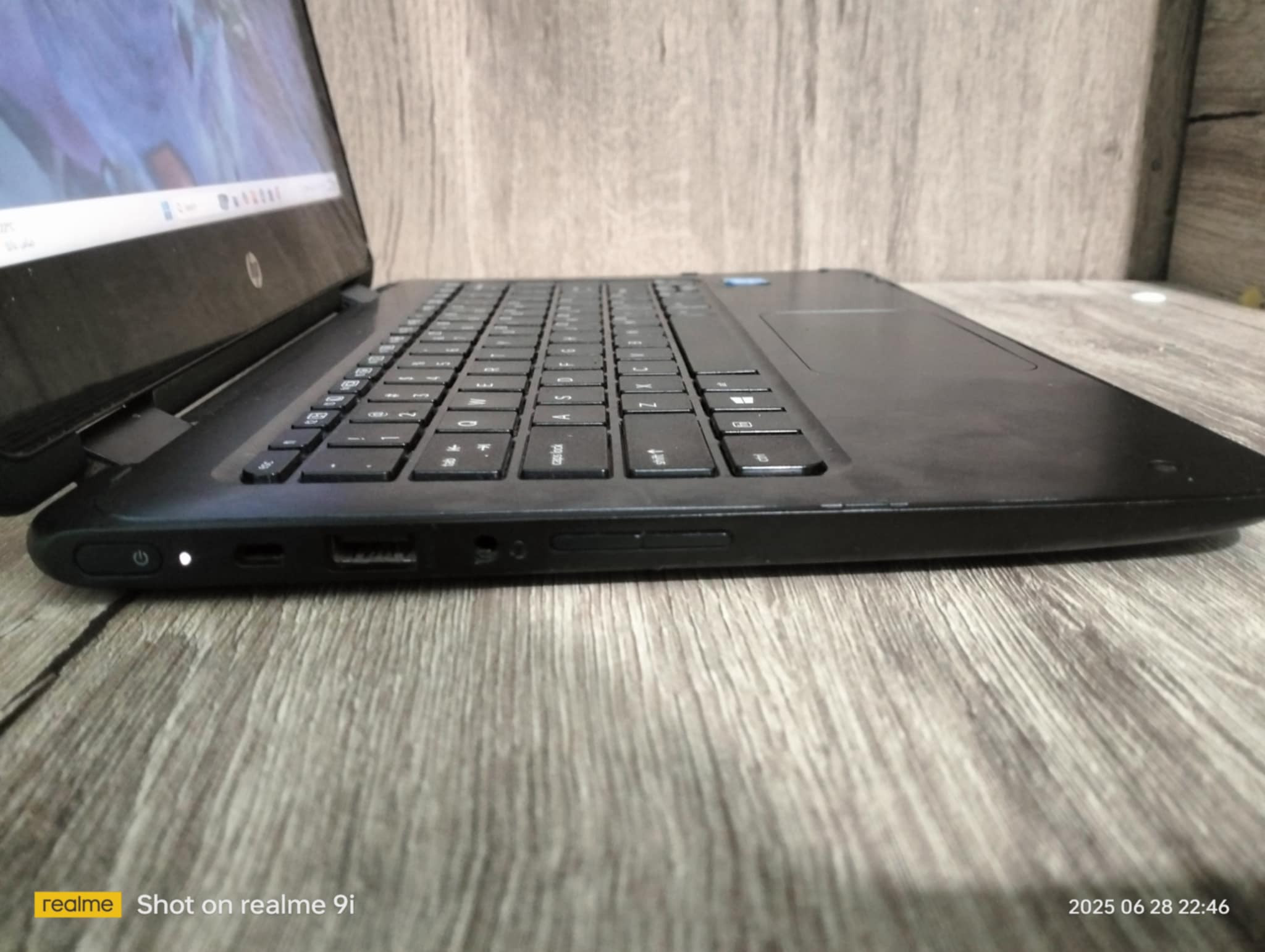 حاسوب من شركة hp.اسمه:hp pro book x360 11 g1 ee