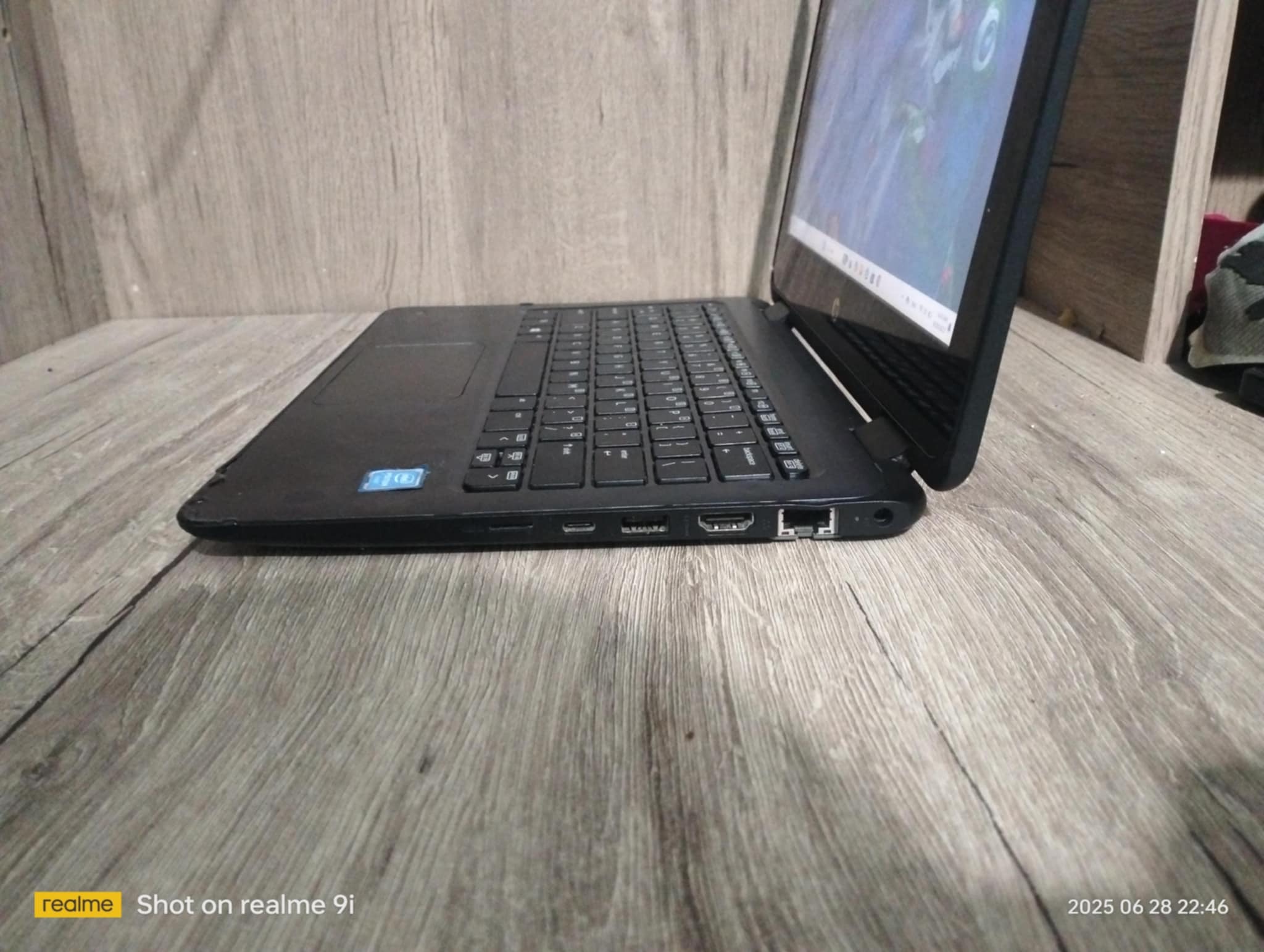 حاسوب من شركة hp.اسمه:hp pro book x360 11 g1 ee.