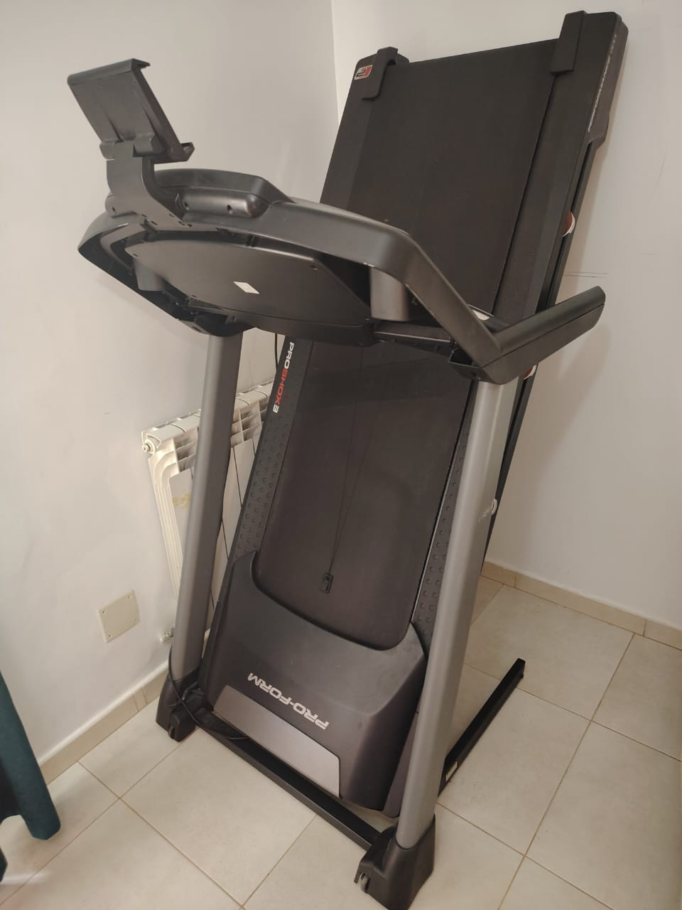 أعرض للبيع جهاز للركض من العلامة الأمريكية بروفورم 600i ويتميز بالخصائص التالية : يتحمل وزن الى غاية 150 كلغ عدد السرعات 20 عدد الانحناءات 12 السعر : 10 مليون سنتيم (قابلة للتفاوض)