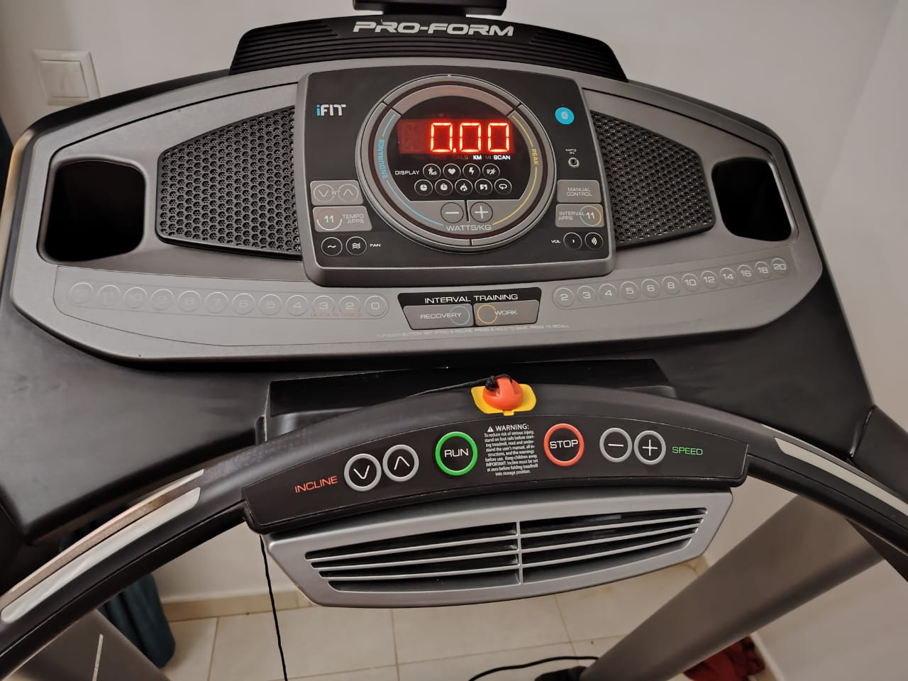 أعرض للبيع جهاز للركض من العلامة الأمريكية بروفورم 600i ويتميز بالخصائص التالية : يتحمل وزن الى غاية 150 كلغ عدد السرعات 20 عدد الانحناءات 12 السعر : 10 مليون سنتيم (قابلة للتفاوض)