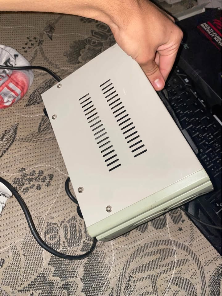 🔌 النوع: Auto AC Voltage Stabilizer ⚡ القدرة: 500VA (يخدم مع أجهزة الكمبيوتر، التلفاز، الراوتر، الأجهزة الحساسة…) 📊 فيه عدادين لقياس الجهد الداخل والخارج 🟢 فيه نظام حماية تلقائي من ارتفاع أو انخفاض الكهرباء ⏱ فيه زر Delay للحماية من الصدمات الكهربائية عند التشغيل 📦 الحالة: نظيف وشغال 10/10  💰 السعر: 3500 دج قابل للتفاوض الخفيف 📍 المكان: [سوق اهراس] 📞 للمهتمين راسلني في الخاص