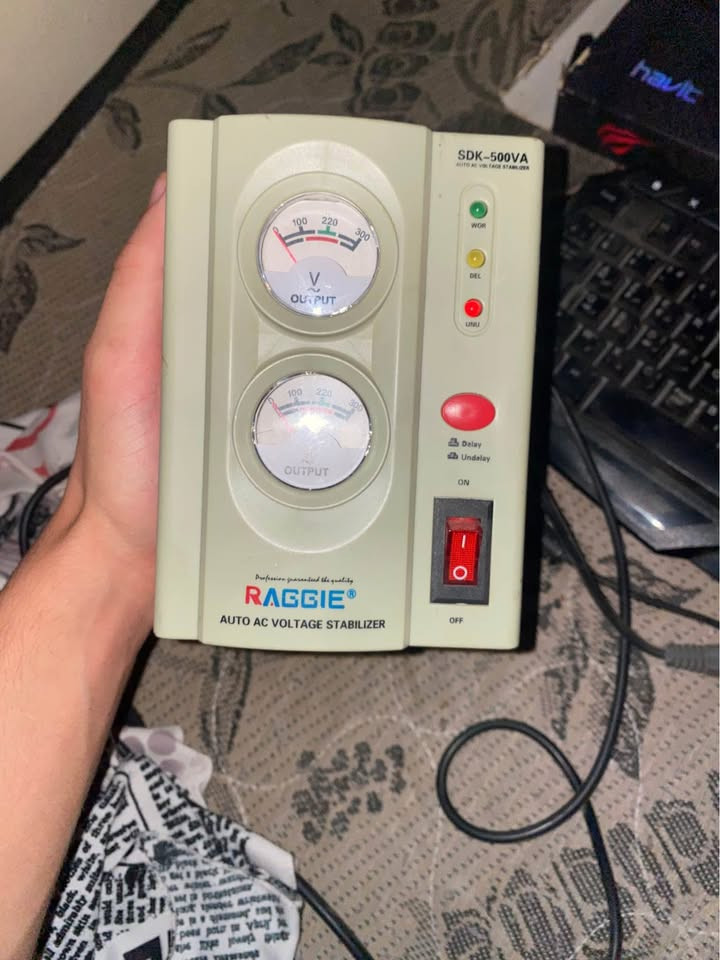 🔌 النوع: Auto AC Voltage Stabilizer ⚡ القدرة: 500VA (يخدم مع أجهزة الكمبيوتر، التلفاز، الراوتر، الأجهزة الحساسة…) 📊 فيه عدادين لقياس الجهد الداخل والخارج 🟢 فيه نظام حماية تلقائي من ارتفاع أو انخفاض الكهرباء ⏱ فيه زر Delay للحماية من الصدمات الكهربائية عند التشغيل 📦 الحالة: نظيف وشغال 10/10  💰 السعر: 3500 دج قابل للتفاوض الخفيف 📍 المكان: [سوق اهراس] 📞 للمهتمين راسلني في الخاص