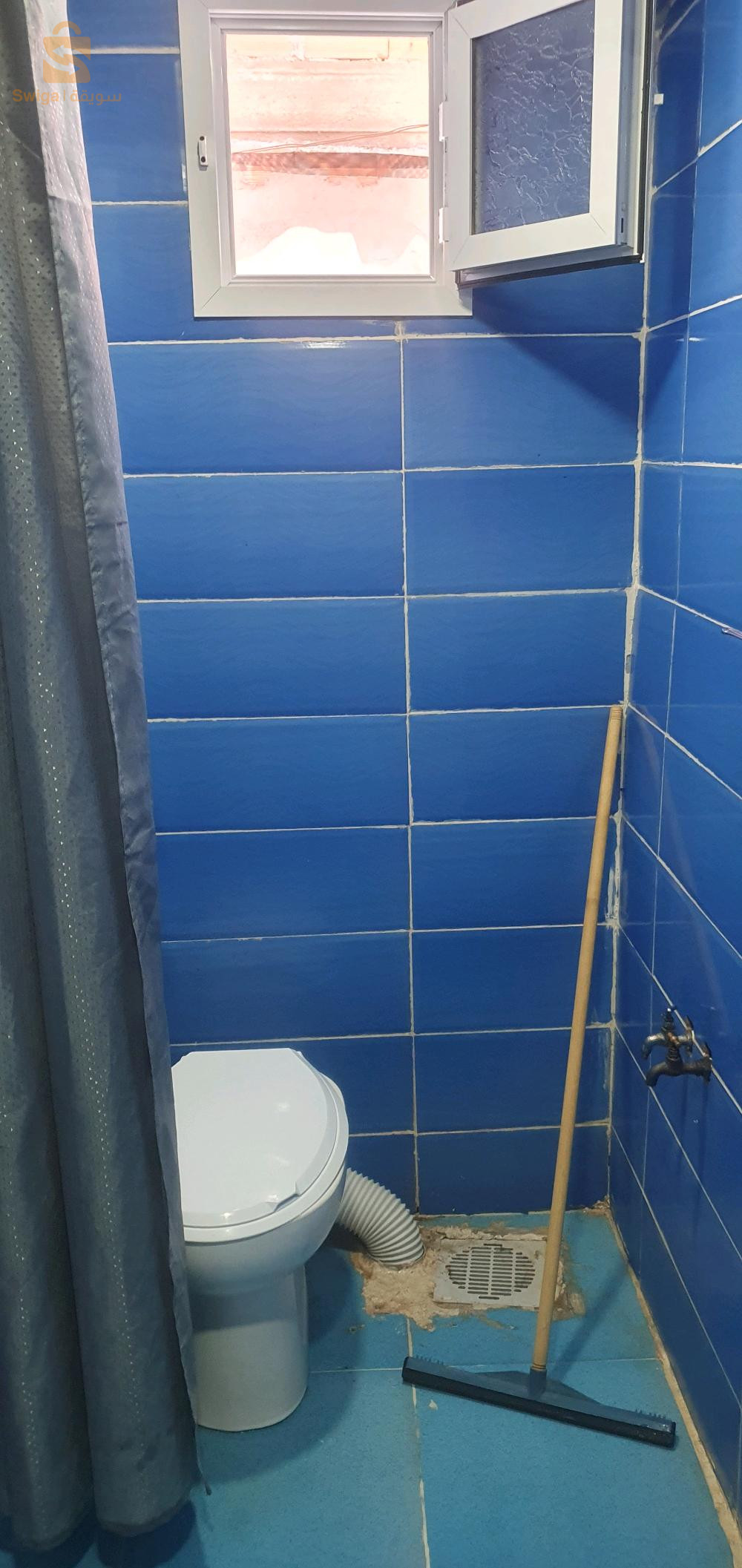 il ya 3 chambres est cuisine