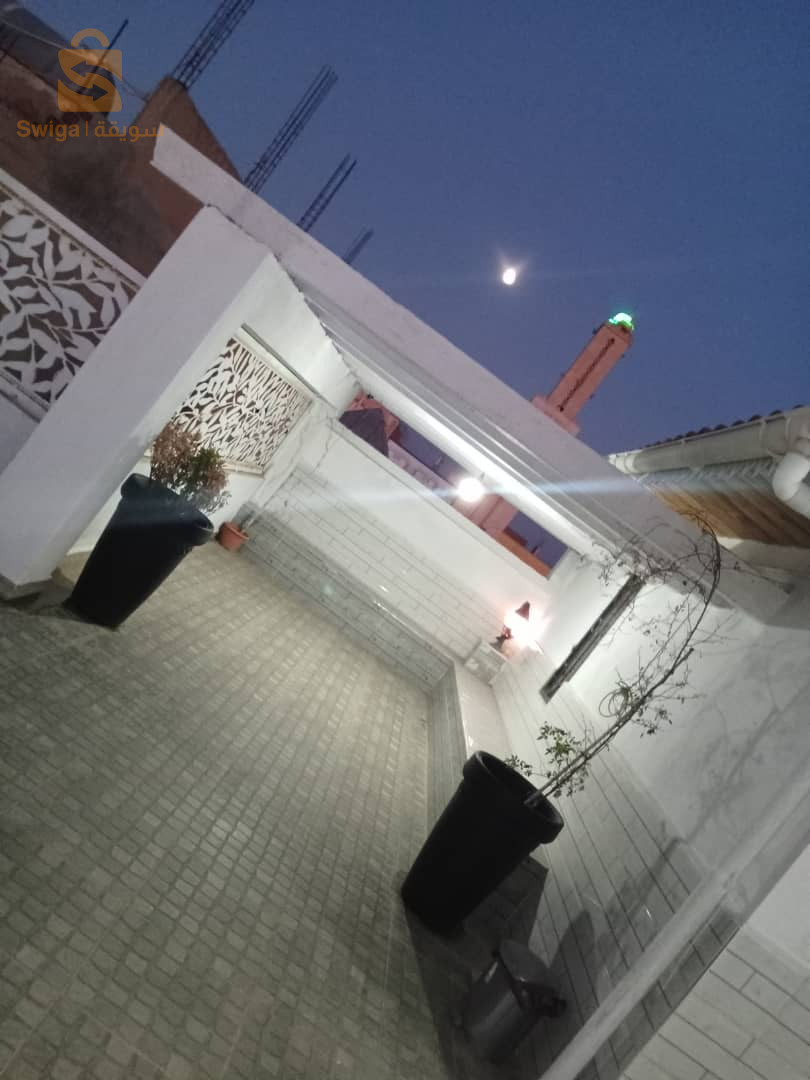 للبيع منزل مميز 142م² بطابقين مع سطح مجهز واستوديو ومرآبين – برج بوعريريج